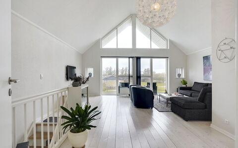 Katharine - 600M from the Sea: Hout, Plafond, Flooring, Meubilair, Interieur Ontwerp, Huis, Houten Vloer, Verdieping, Stoel, Woonkamer