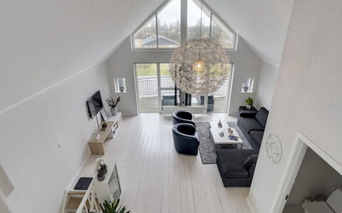Katharine - 600M from the Sea: Hout, Interieur Ontwerp, Plafond, Huis, Verlichting, Woonkamer, Meubilair, Lichte Inrichting, Appartement, Kamer