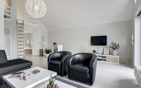 Katharine - 600M from the Sea: Interieur Ontwerp, Bankstel, Plafond, Meubilair, Woonkamer, Flooring, Huis, Verdieping, Verlichting, Lichte Inrichting