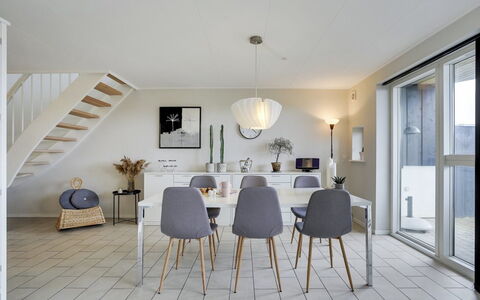 Katharine - 600M from the Sea: Meubilair, Interieur Ontwerp, Flooring, Verdieping, Stoel, Hout, Tafel, Keuken En Eettafel, Eetkamer, Plafond