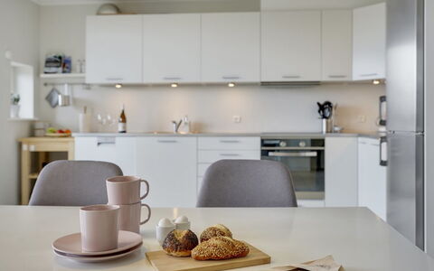 Katharine - 600M from the Sea: Meubilair, Interieur Ontwerp, Flooring, Countertop, Keuken, Toestel Van De Keuken, Verdieping, Cabinetry, Plafond, Kamer