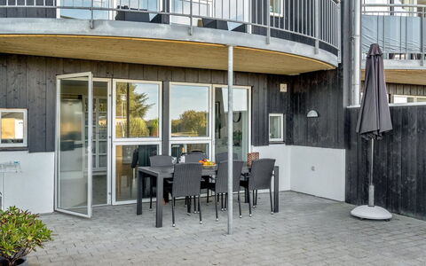Katharine - 600M from the Sea: Verdieping, Appartement, Balkon, Leuning, Stoel, Veranda, Hardwood, Schaduw, Dek, Houten Vloer