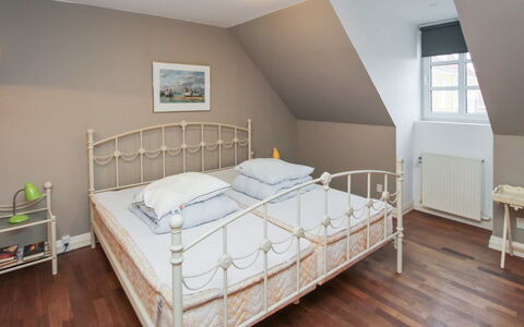 Swarthovde - 300M from the Sea: Meubilair, Interieur Ontwerp, Bed, Slaapkamer, Verdieping, Flooring, Muur, Hout, Bedding, Kamer
