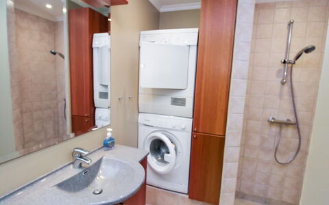 Swarthovde - 300M from the Sea: Wasmachine, Flooring, Loodgieterswerkinrichting, Verdieping, Interieur Ontwerp, Badkamerkast, Wastafel In De Badkamer, Wastafel, Badkamer, Loodgieter