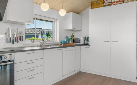 Anya - 650M from the Sea: Keuken, Countertop, Flooring, Interieur Ontwerp, Hout, Cabinetry, Plafond, Toestel Van De Keuken, Major Appliance, Verdieping