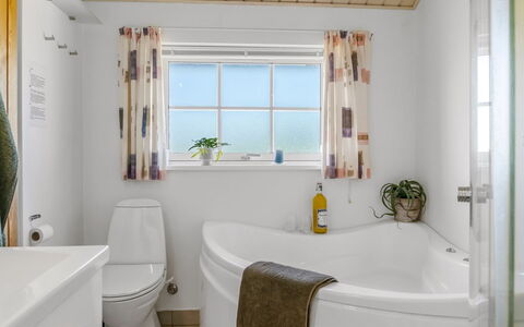 Anya - 650M from the Sea: Loodgieterswerkinrichting, Interieur Ontwerp, Bad, Plafond, Flooring, Badkamer, Verdieping, Loodgieter, Huis, Kraan