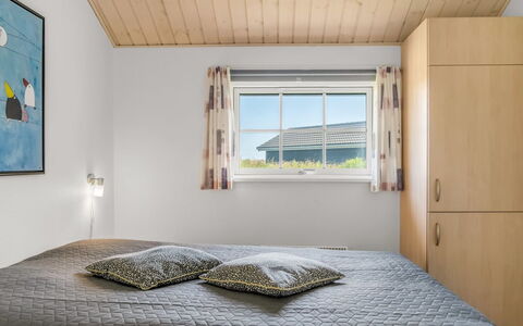 Anya - 650M from the Sea: Hout, Plafond, Interieur Ontwerp, Verdieping, Flooring, Meubilair, Huis, Slaapkamer, Kamer, Bed