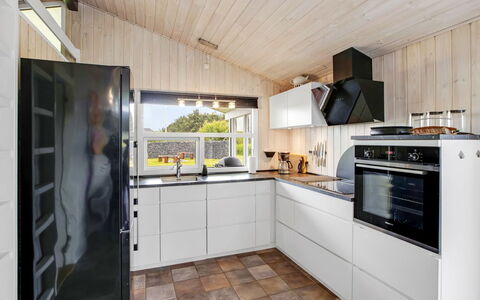 Tinja - 700M from the Sea: Keuken, Toestel Van De Keuken, Major Appliance, Flooring, Countertop, Hout, Interieur Ontwerp, Plafond, Verdieping, Huishoudapparatuur