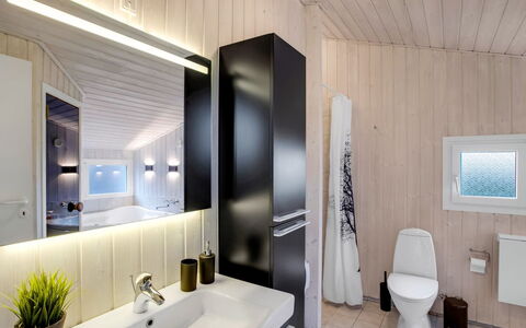 Tinja - 700M from the Sea: Interieur Ontwerp, Flooring, Verdieping, Loodgieterswerkinrichting, Hout, Wastafel, Plafond, Wastafel In De Badkamer, Kraan, Badkamer