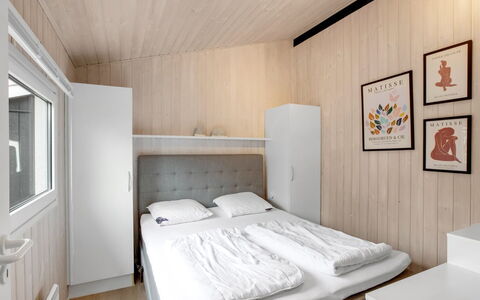 Tinja - 700M from the Sea: Bed, Slaapkamer, Interieur Ontwerp, Verdieping, Flooring, Meubilair, Hout, Laken, Plafond, Bedding