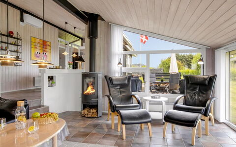 Tinja - 700M from the Sea: Hout, Meubilair, Interieur Ontwerp, Flooring, Huis, Stoel, Verdieping, Woonkamer, Plafond, Hardwood