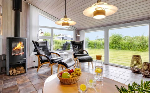 Tinja - 700M from the Sea: Interieur Ontwerp, Plafond, Meubilair, Flooring, Lichte Inrichting, Verlichting, Verdieping, Stoel, Woonkamer, Kamer
