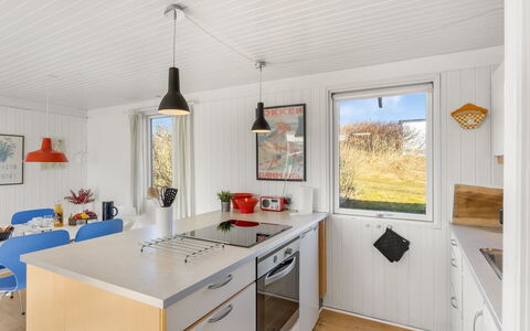 Violeta - 250M from the Sea: Keuken, Hout, Countertop, Gootsteen, Toestel Van De Keuken, Huis, Wastafel, Major Appliance, Kraan, Plafond