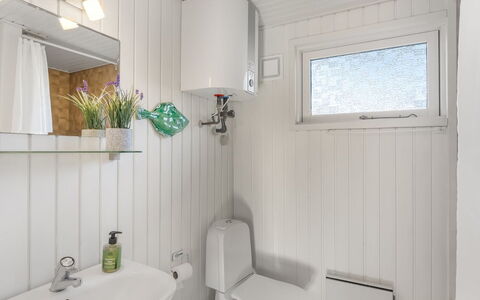 Violeta - 250M from the Sea: Hout, Loodgieterswerkinrichting, Flooring, Verdieping, Kraan, Toilet, Wastafel, Loodgieter, Badkamer, Kamer