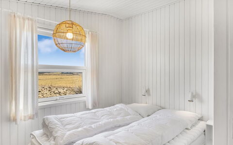 Violeta - 250M from the Sea: Slaapkamer, Hout, Bed, Interieur Ontwerp, Verdieping, Bedding, Laken, Plafond, Flooring, Bed Frame