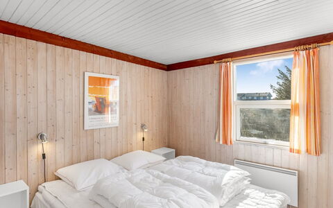 Violeta - 250M from the Sea: Hout, Plafond, Slaapkamer, Interieur Ontwerp, Bed, Verdieping, Flooring, Kamer, Meubilair, Laken