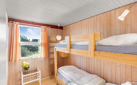 Violeta - 250M from the Sea: Stapelbed, Hout, Interieur Ontwerp, Bed, Slaapkamer, Plafond, Flooring, Verdieping, Meubilair, Kamer