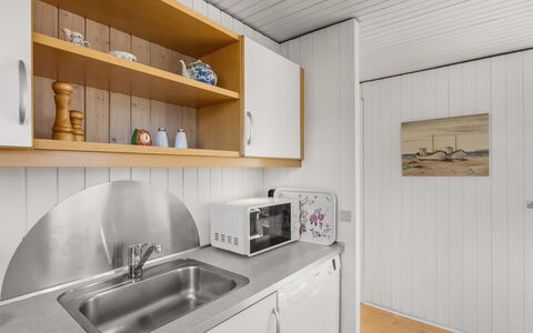 Violeta - 250M from the Sea: Hout, Flooring, Verdieping, Interieur Ontwerp, Plafond, Kamer, Keuken, Hardwood, Countertop, Beits