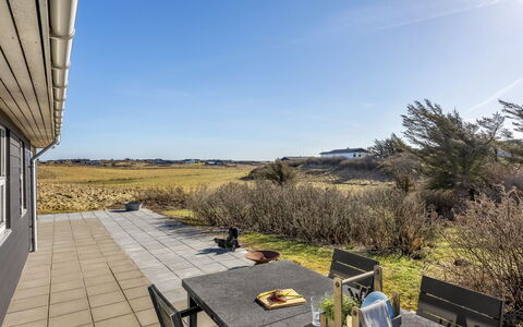 Violeta - 250M from the Sea: Woongebied, Struik, Huis, Huis, Tuin, Landgoed, Schaduw, Landscaping, Gazon