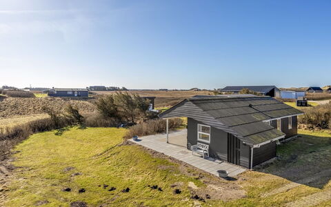 Violeta - 250M from the Sea: Woongebied, Struik, Huis, Huis, Tuin, Landgoed, Schaduw, Landscaping, Gazon