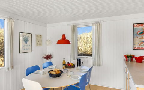 Violeta - 250M from the Sea: Interieur Ontwerp, Plafond, Meubilair, Flooring, Verlichting, Verdieping, Lichte Inrichting, Huis, Kamer, Eetkamer