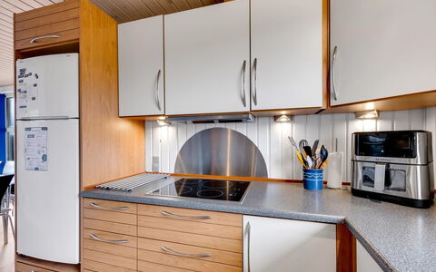 Pertti - 400M from the Sea: Keuken, Toestel Van De Keuken, Countertop, Hout, Major Appliance, Flooring, Interieur Ontwerp, Cabinetry, Gootsteen, Huishoudapparatuur