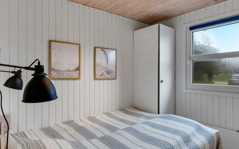 Pertti - 400M from the Sea: Slaapkamer, Hout, Plafond, Bed, Interieur Ontwerp, Laken, Bedding, Verdieping, Bed Frame, Flooring
