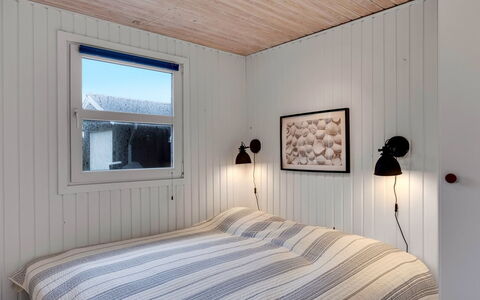 Pertti - 400M from the Sea: Hout, Plafond, Interieur Ontwerp, Slaapkamer, Verlichting, Lichte Inrichting, Flooring, Verdieping, Kamer, Bed