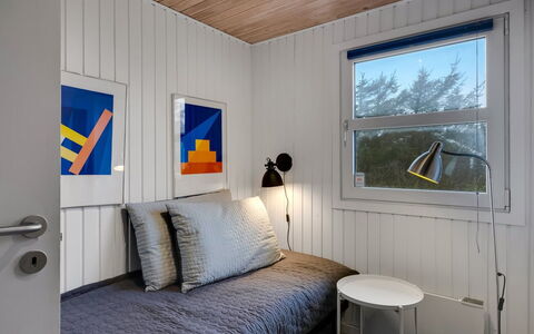 Pertti - 400M from the Sea: Hout, Flooring, Interieur Ontwerp, Verdieping, Plafond, Slaapkamer, Kamer, Beits, Bed, Hardwood