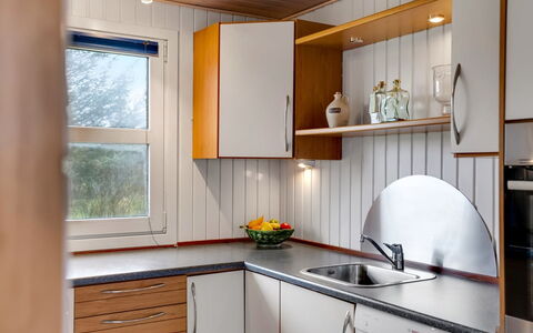 Pertti - 400M from the Sea: Hout, Interieur Ontwerp, Keuken, Countertop, Flooring, Toestel Van De Keuken, Kamer, Kraan, Plafond, Loodgieterswerkinrichting