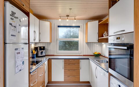 Pertti - 400M from the Sea: Toestel Van De Keuken, Keuken, Major Appliance, Flooring, Hout, Interieur Ontwerp, Countertop, Verdieping, Plafond, Huishoudapparatuur