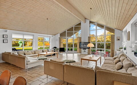Berenika - 500M from the Sea: Plafond, Bankstel, Interieur Ontwerp, Woonkamer, Landgoed, Hardwood, Stoel, Slaapbank, Houten Vloer