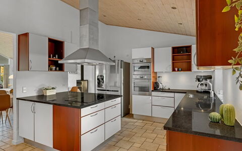 Berenika - 500M from the Sea: Keuken, Flooring, Countertop, Interieur Ontwerp, Cabinetry, Meubilair, Verdieping, Plafond, Hout, Toestel Van De Keuken