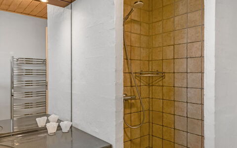 Berenika - 500M from the Sea: Muur, Flooring, Interieur Ontwerp, Verdieping, Hout, Loodgieterswerkinrichting, Plafond, Verlichting, Badkamer, Loodgieter