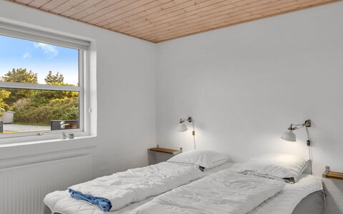 Berenika - 500M from the Sea: Muur, Plafond, Hout, Interieur Ontwerp, Slaapkamer, Bed, Flooring, Verdieping, Bedding, Verlichting