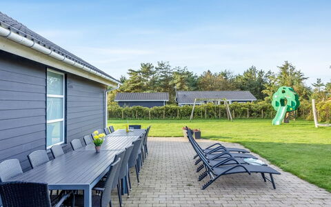 Berenika - 500M from the Sea: Blauw, Huis, Schaduw, Buitenmeubels, Landgoed, Tuin, Gazon, Landscaping, Verblijf, Werf