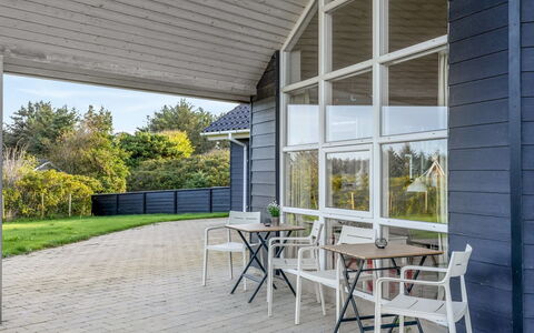 Berenika - 500M from the Sea: Huis, Schaduw, Veranda, Siding, Stoel, Werf, Dek, Tuin, Hardwood, Gazon