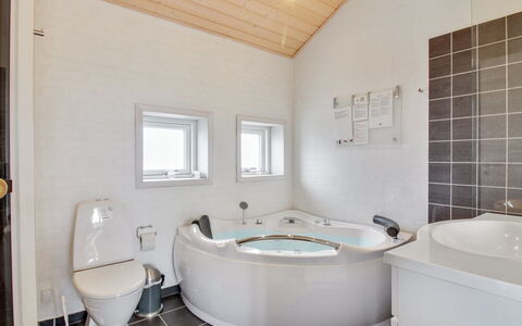 Anett - 400M from the Sea: Loodgieterswerkinrichting, Plafond, Interieur Ontwerp, Flooring, Badkamer, Verdieping, Loodgieter, Bad, Huis, Kraan
