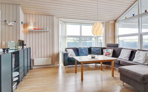 Anett - 400M from the Sea: Meubilair, Interieur Ontwerp, Hout, Flooring, Plafond, Woonkamer, Bankstel, Verdieping, Kamer, Huis