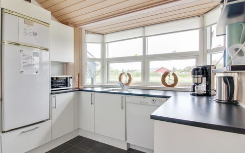 Anett - 400M from the Sea: Keuken, Interieur Ontwerp, Toestel Van De Keuken, Flooring, Countertop, Hout, Plafond, Cabinetry, Major Appliance, Huishoudapparatuur