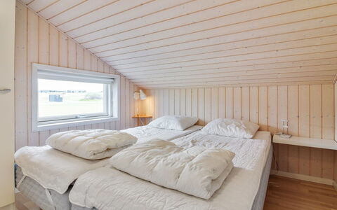 Anett - 400M from the Sea: Hout, Slaapkamer, Bed, Bedding, Laken, Plafond, Bed Frame, Hardwood, Linens, Beits