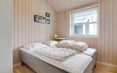 Anett - 400M from the Sea: Hout, Slaapkamer, Plafond, Verdieping, Bed, Bedding, Laken, Kamer, Bed Frame, Hardwood