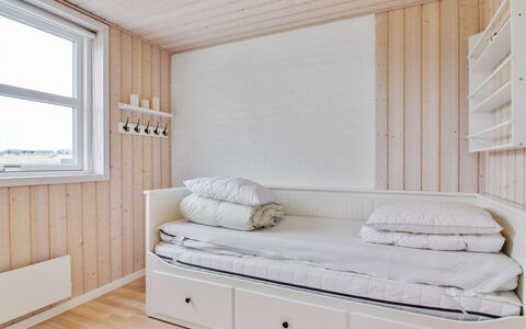 Anett - 400M from the Sea: Meubilair, Hout, Interieur Ontwerp, Verdieping, Flooring, Bed, Slaapkamer, Kamer, Verlichting, Plafond