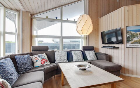 Anett - 400M from the Sea: Hout, Interieur Ontwerp, Plafond, Huis, Appartement, Verdieping, Meubilair, Woonkamer, Kamer, Houten Vloer