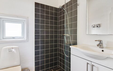 Anett - 400M from the Sea: Muur, Flooring, Loodgieterswerkinrichting, Badkamer, Interieur Ontwerp, Verdieping, Wc Bril, Toilet, Plafond, Verlichting