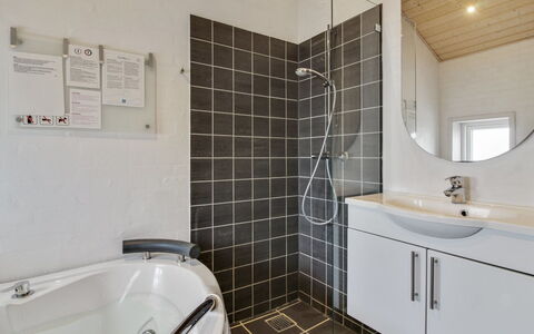 Anett - 400M from the Sea: Loodgieterswerkinrichting, Badkamer, Flooring, Interieur Ontwerp, Verdieping, Plafond, Wastafel, Wastafel In De Badkamer, Kraan, Loodgieter