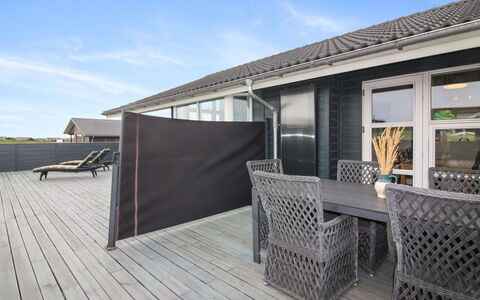 Anett - 400M from the Sea: Hout, Flooring, Interieur Ontwerp, Verdieping, Meubilair, Houten Vloer, Kamer, Plafond, Beits, Hardwood