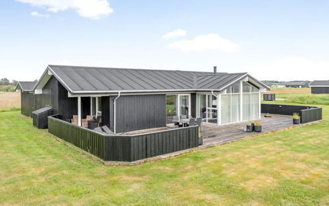 Meino - 1.4Km from the Sea: Dak, Huis, Huis, Architectuur, Siding, Verblijf, Landgoed, Veranda, Schaduw, Gazon