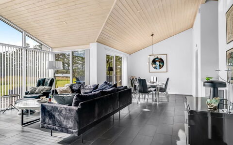 Meino - 1.4Km from the Sea: Interieur Ontwerp, Plafond, Bankstel, Huis, Meubilair, Woonkamer, Flooring, Verdieping, Koffietafel