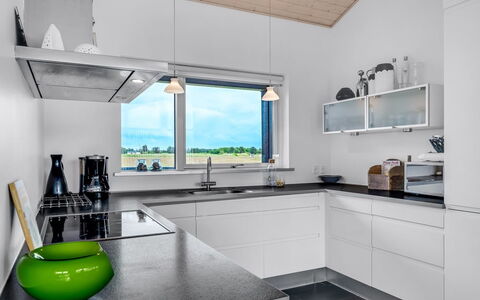 Meino - 1.4Km from the Sea: Keuken, Countertop, Interieur Ontwerp, Lichte Inrichting, Flooring, Plafond, Toestel Van De Keuken, Cabinetry, Huishoudapparatuur, Verlichting